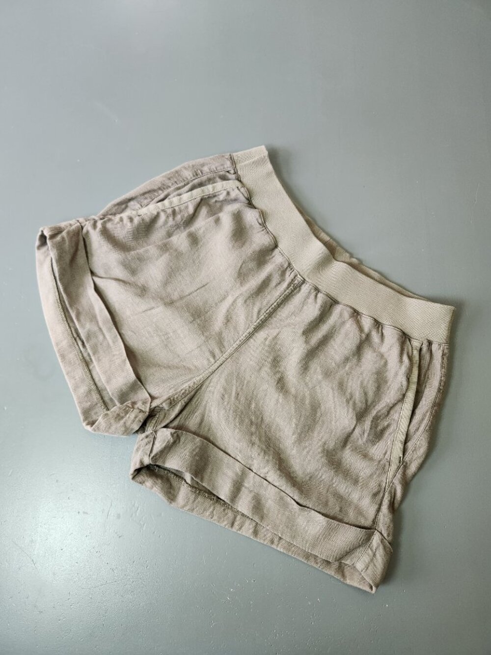 FAHERTY Arlie Day Linen Blend Shorts Light Gray Womens S 3" Inseam Cuffed
